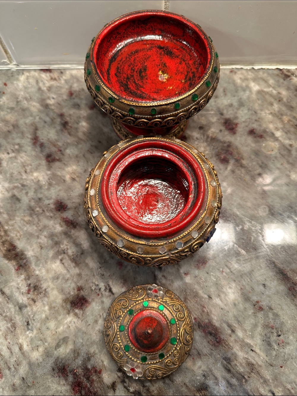Vintage Handcrafted Decorative Lidded Box - Red and Gold - Picture 3 of 3